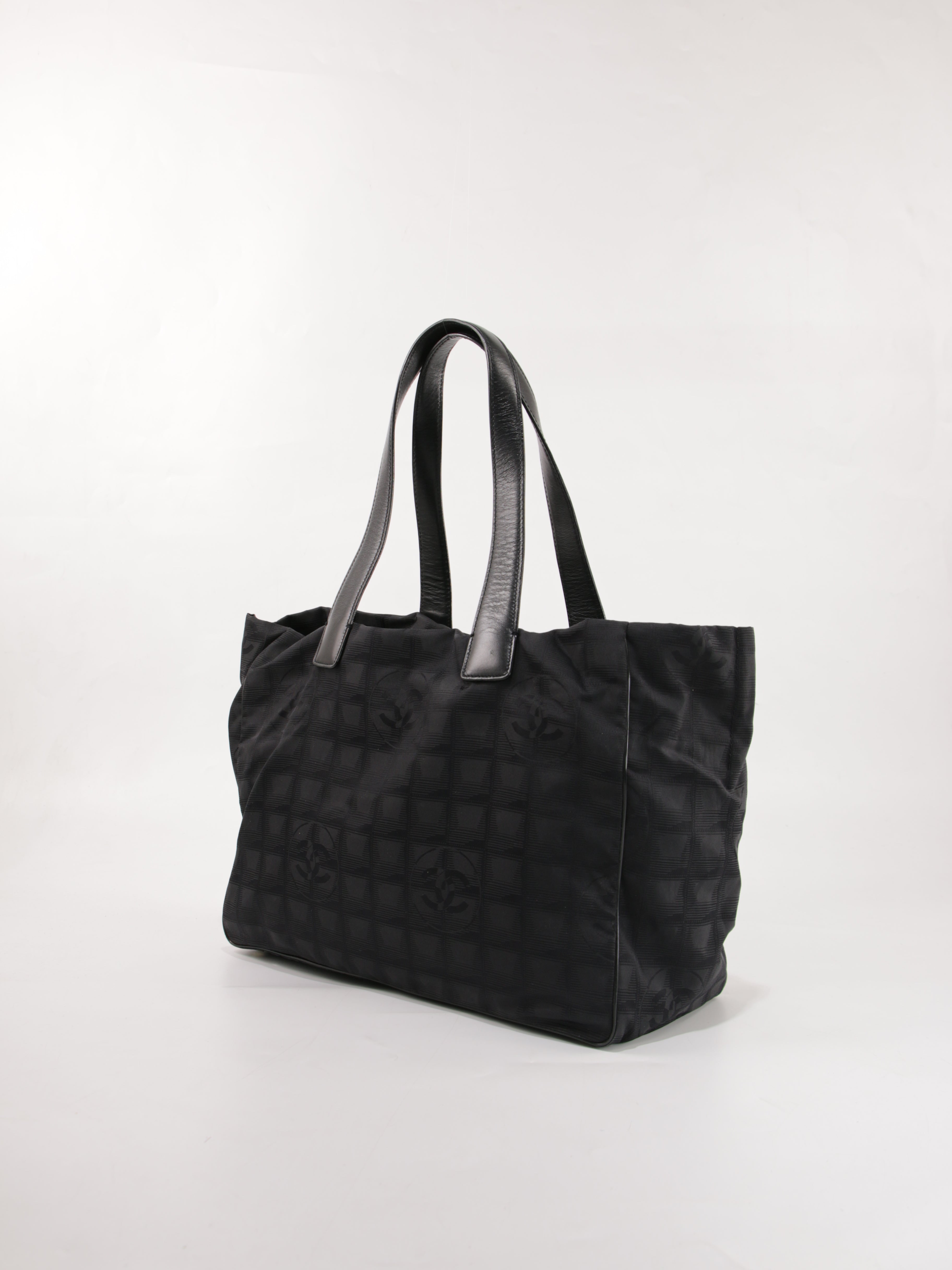Medium New Travel Line Tote