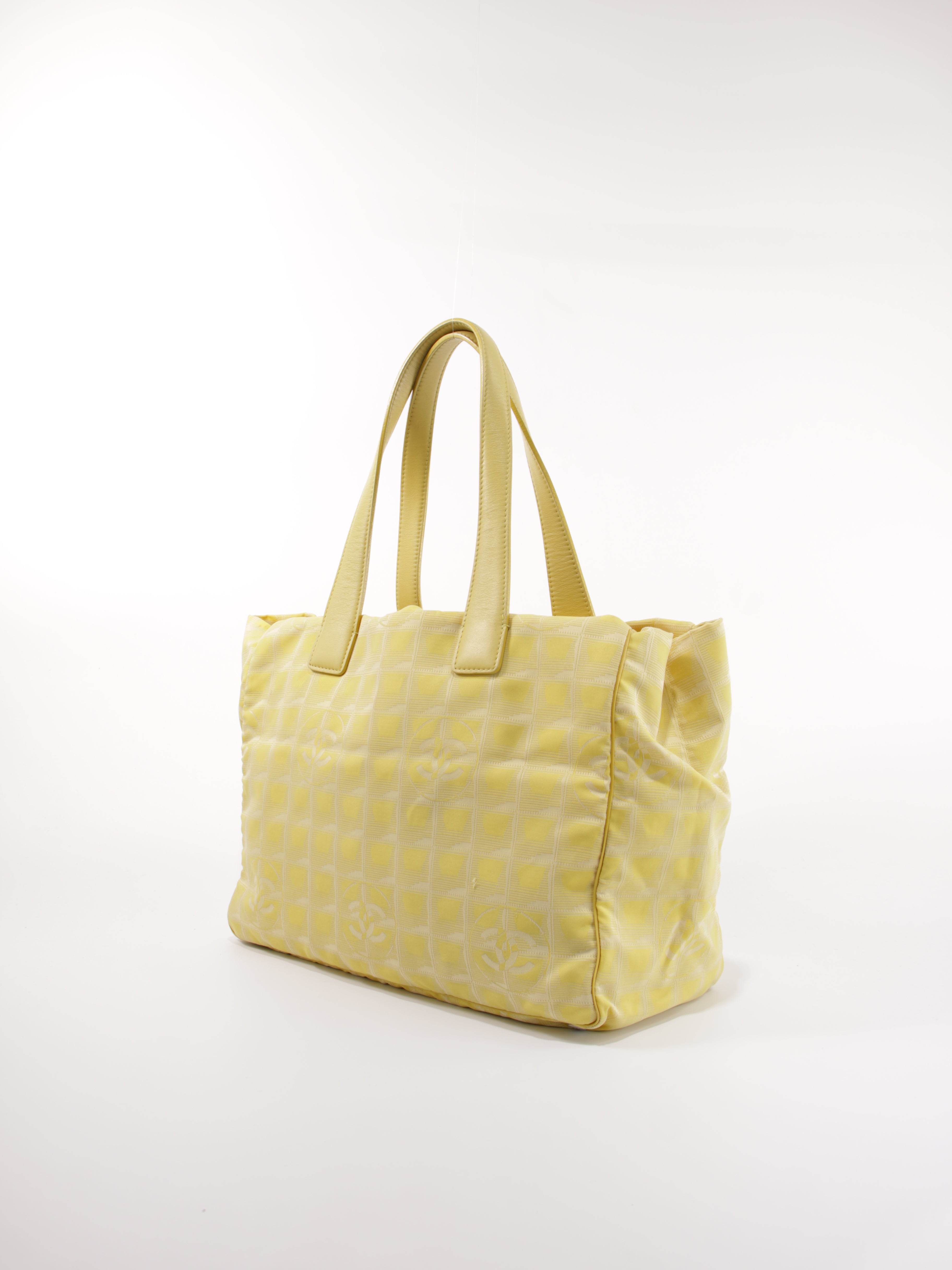 Medium New Travel Line Tote