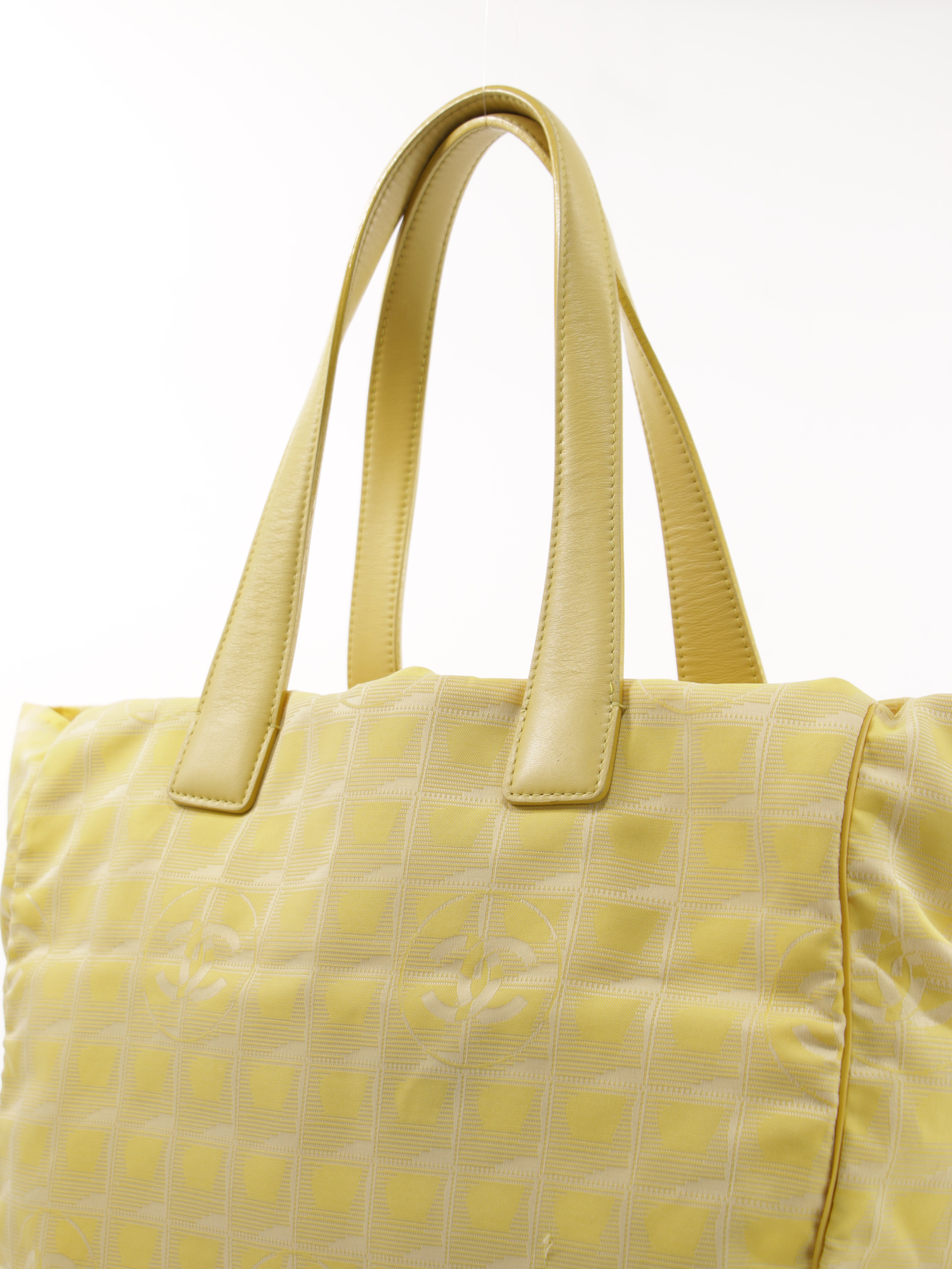 Medium New Travel Line Tote