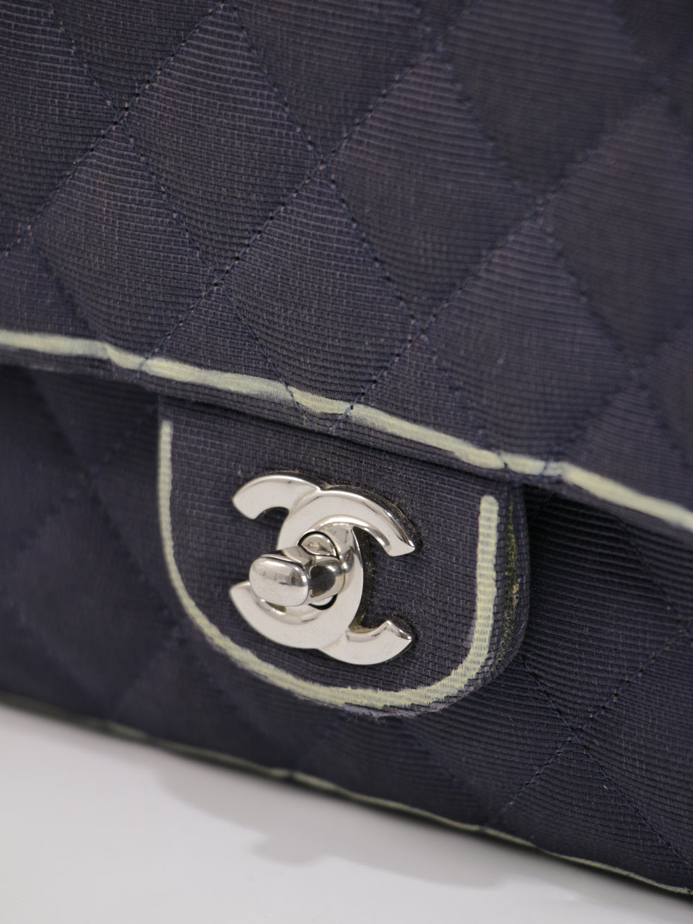 Medium Classic Flap