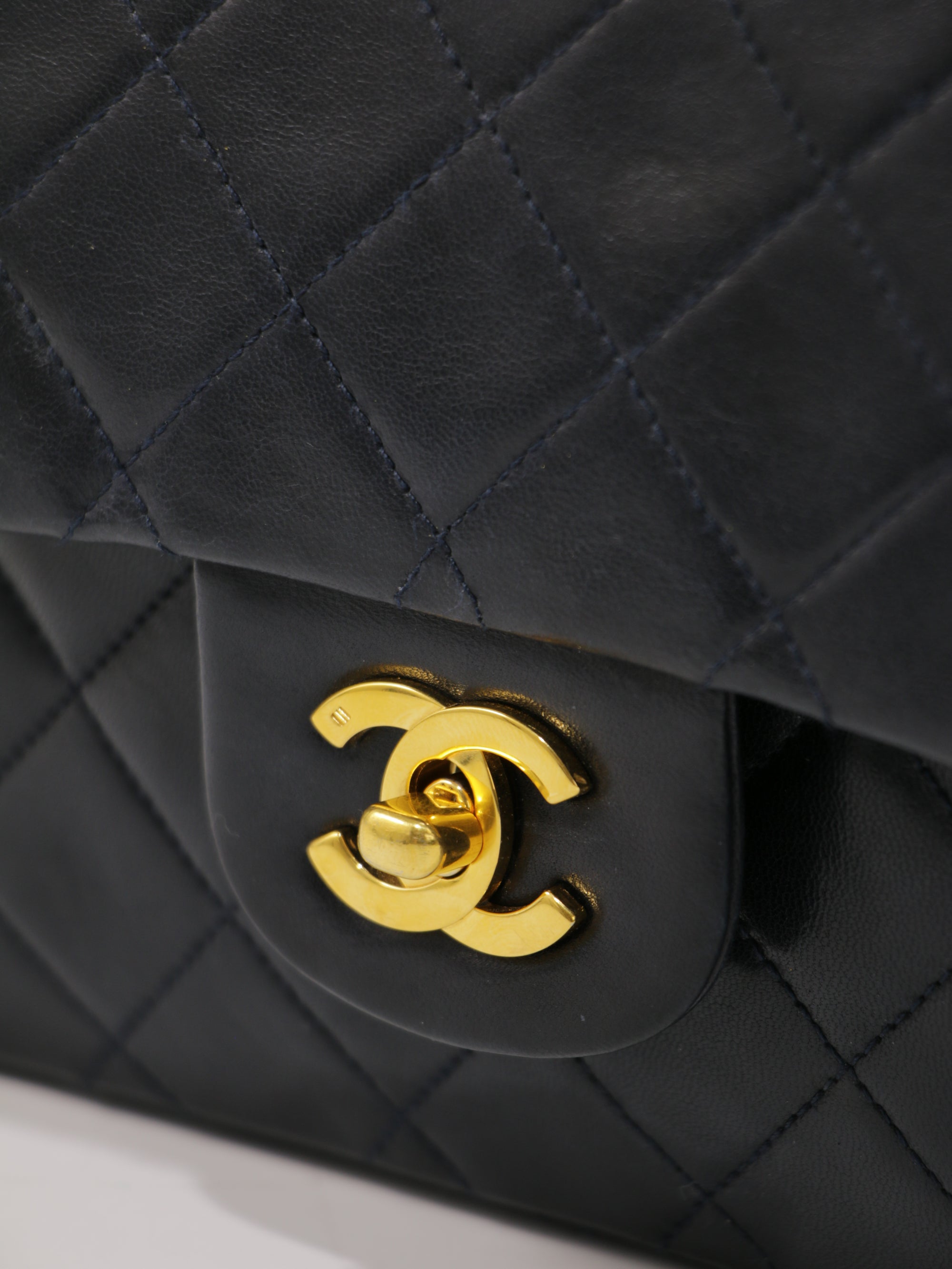 Medium Classic Flap