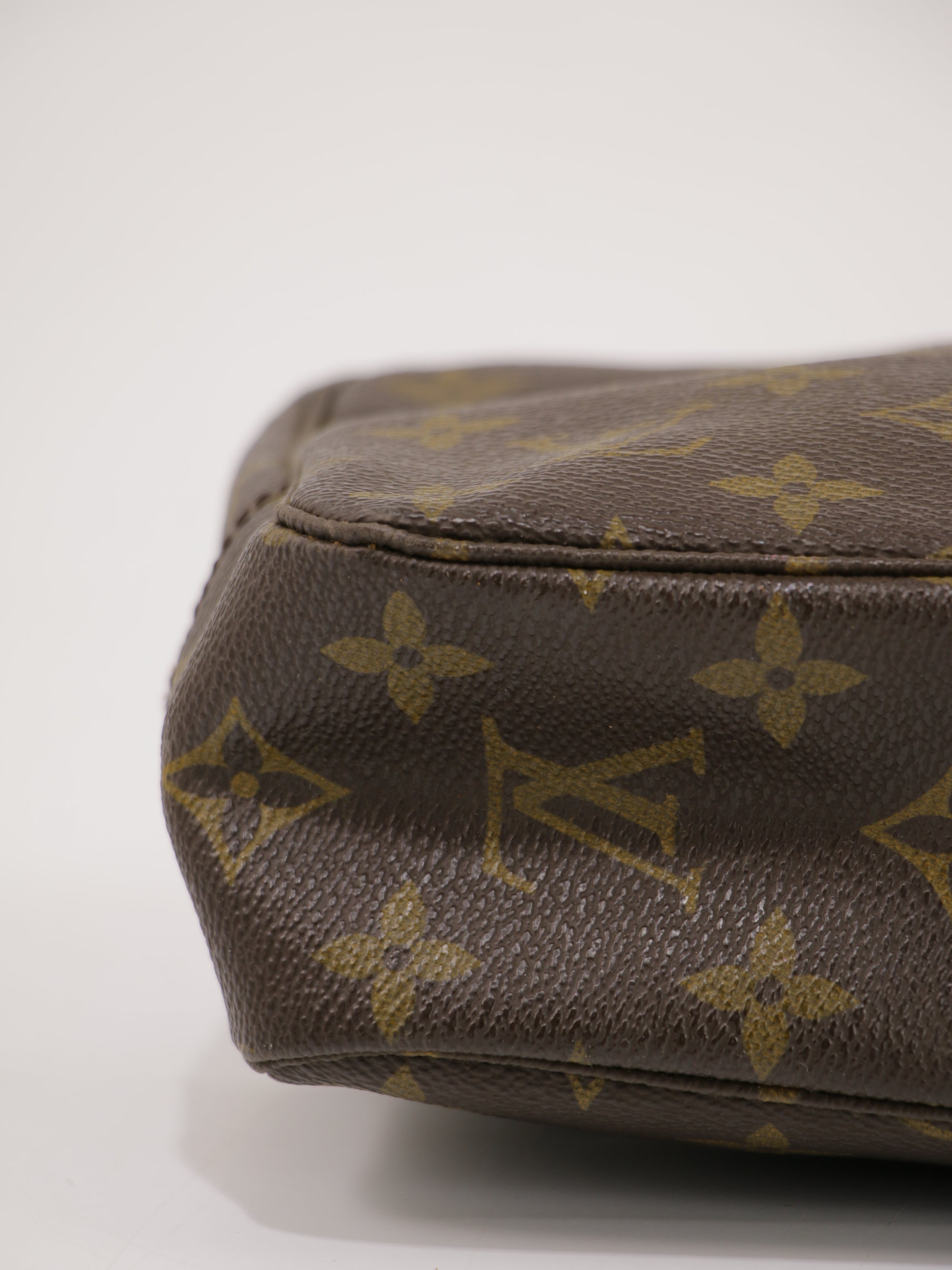 Cosmetic pouch
