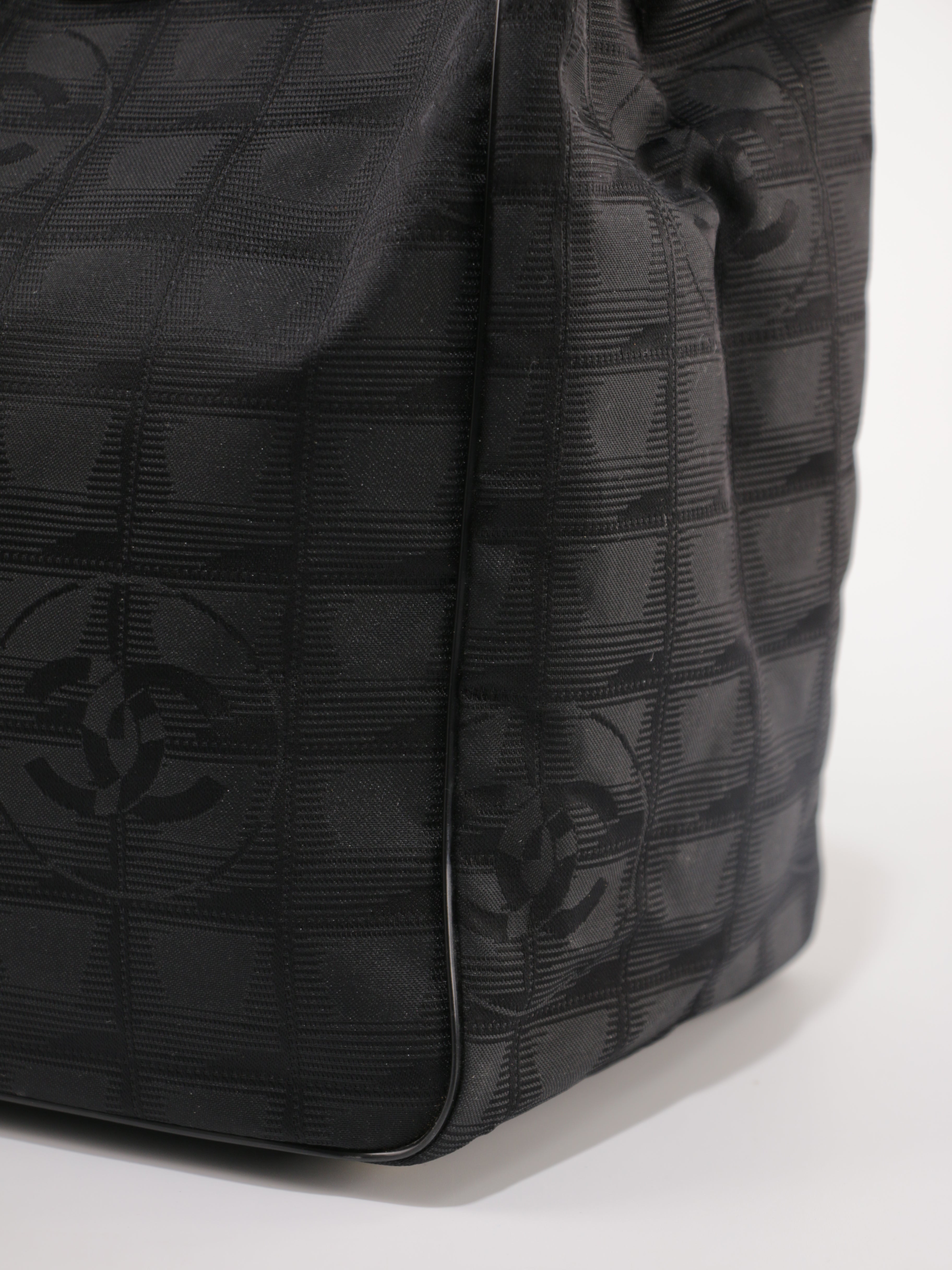 Medium New Travel Line Tote