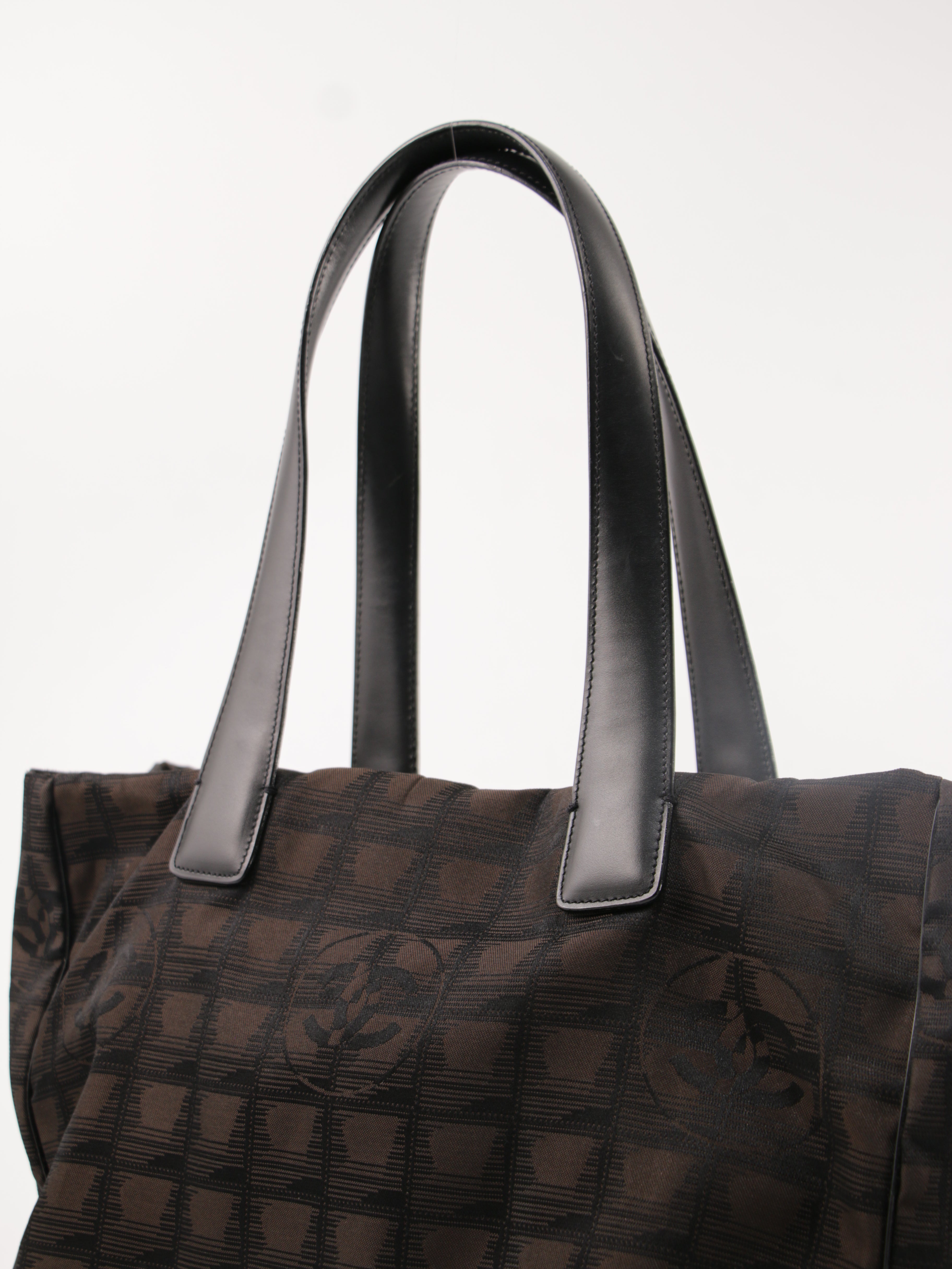 Medium New Travel Line Tote