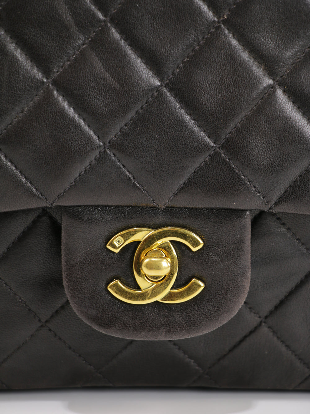 Medium Classic Flap