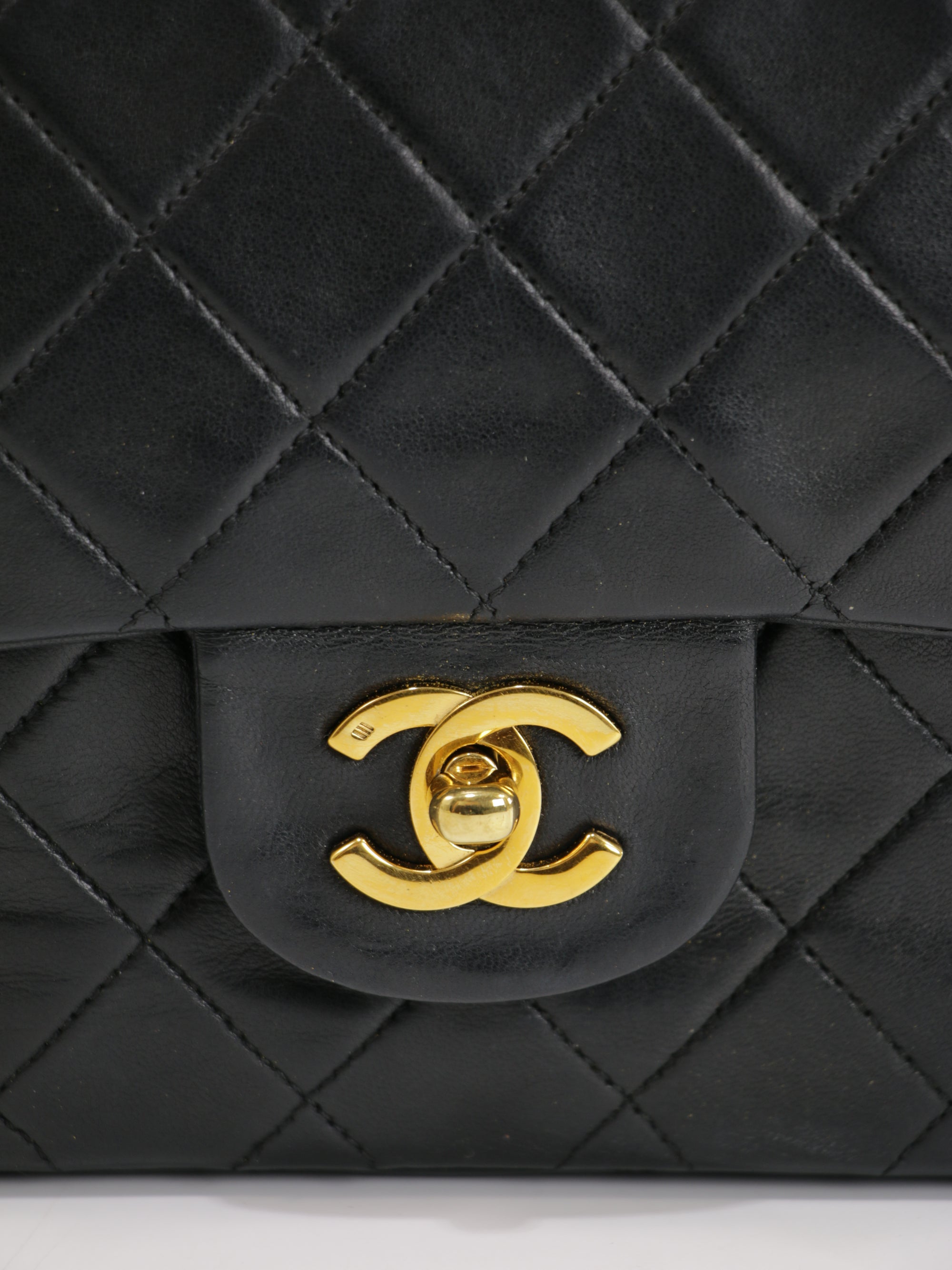 Medium Classic Flap
