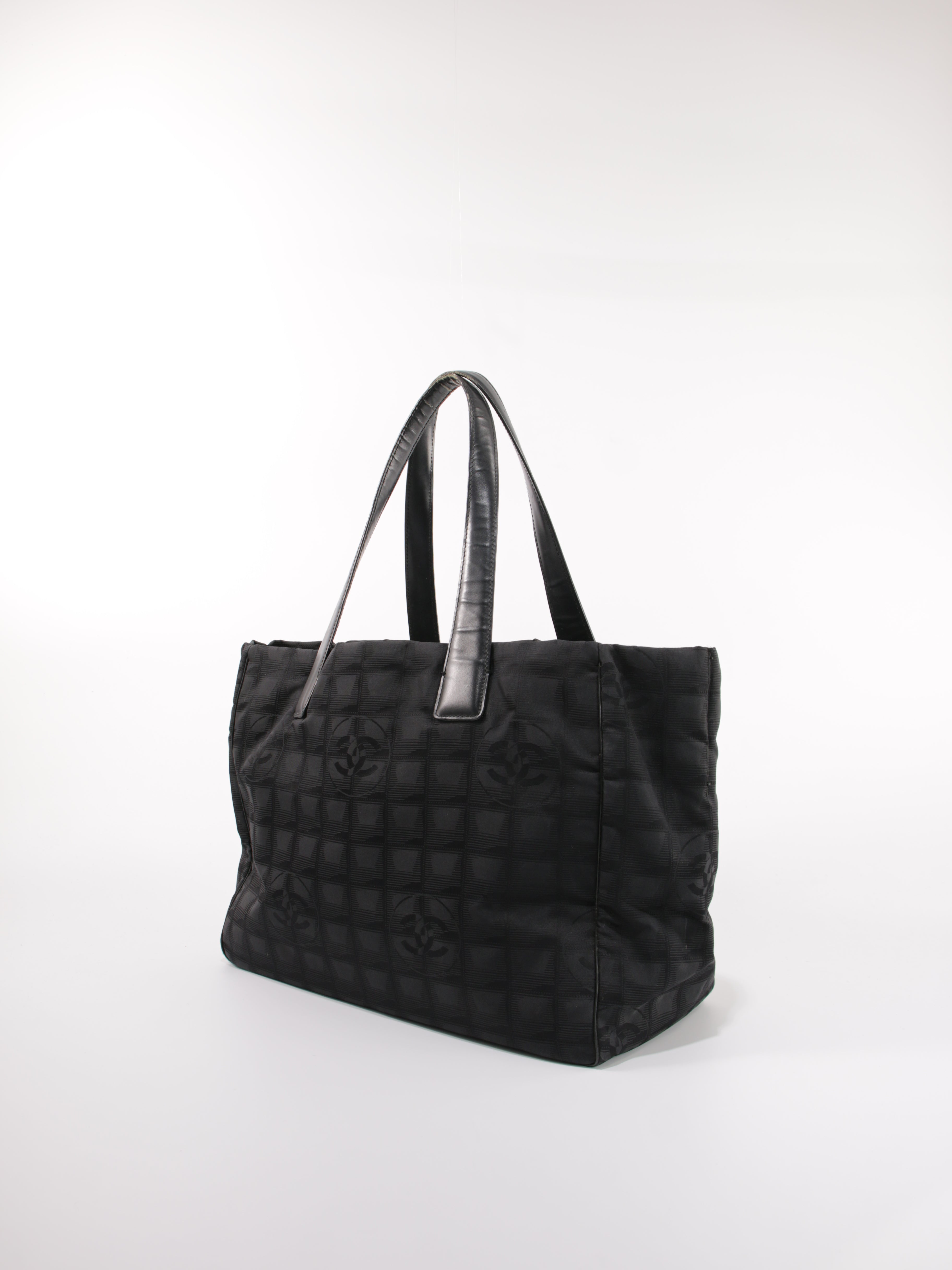 Medium New Travel Line Tote