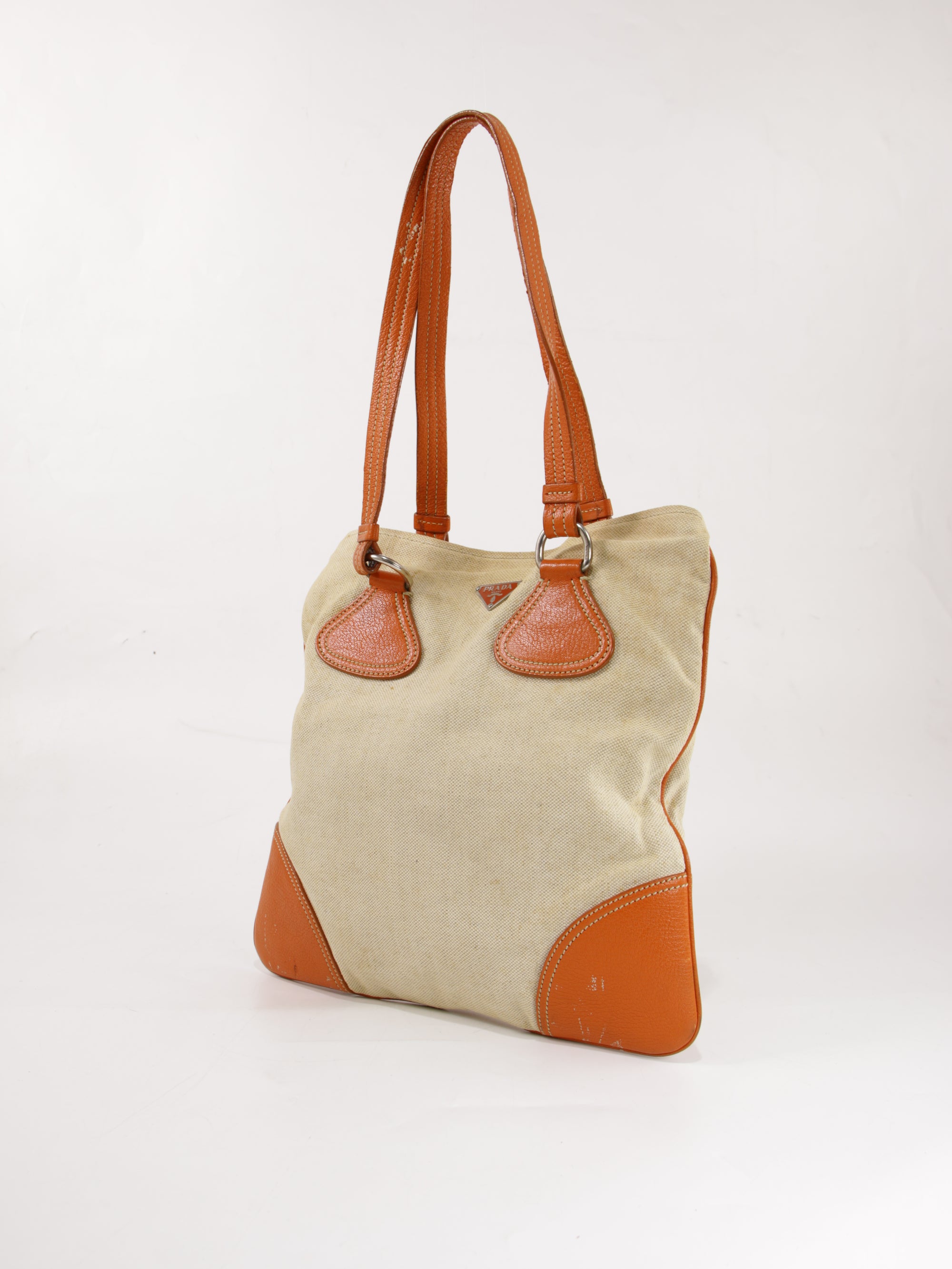 Tote behind