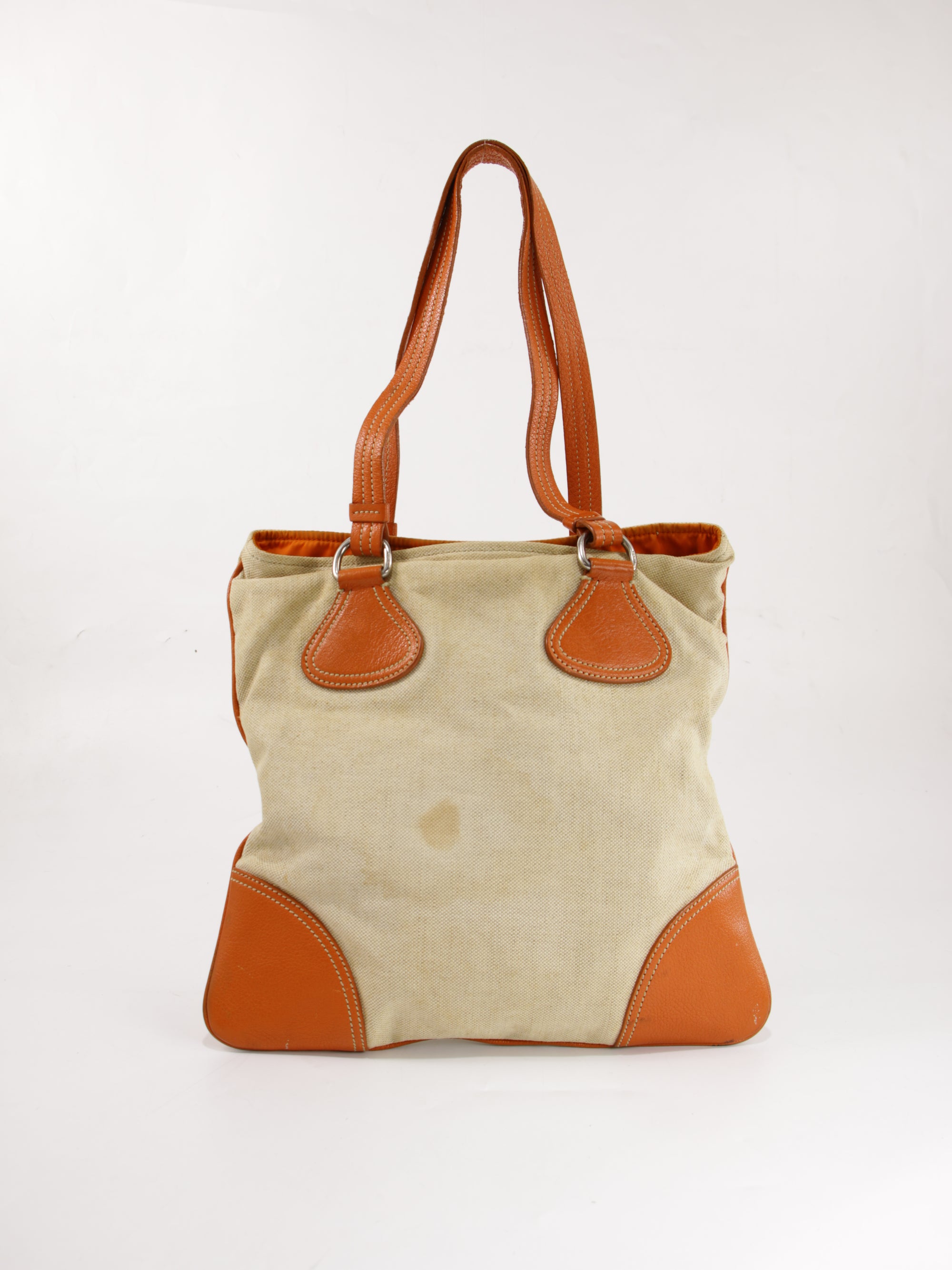 Tote behind