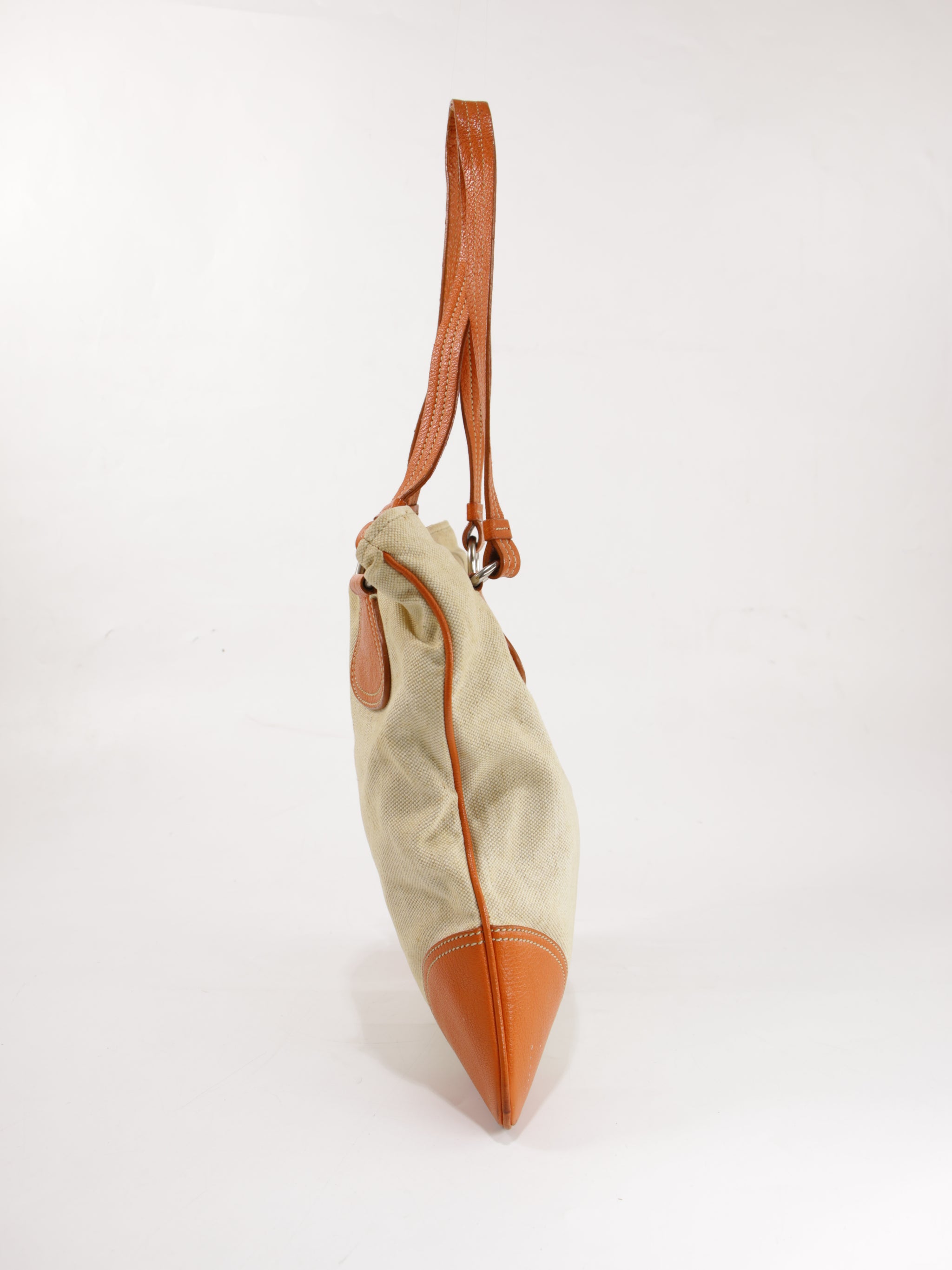 Tote behind