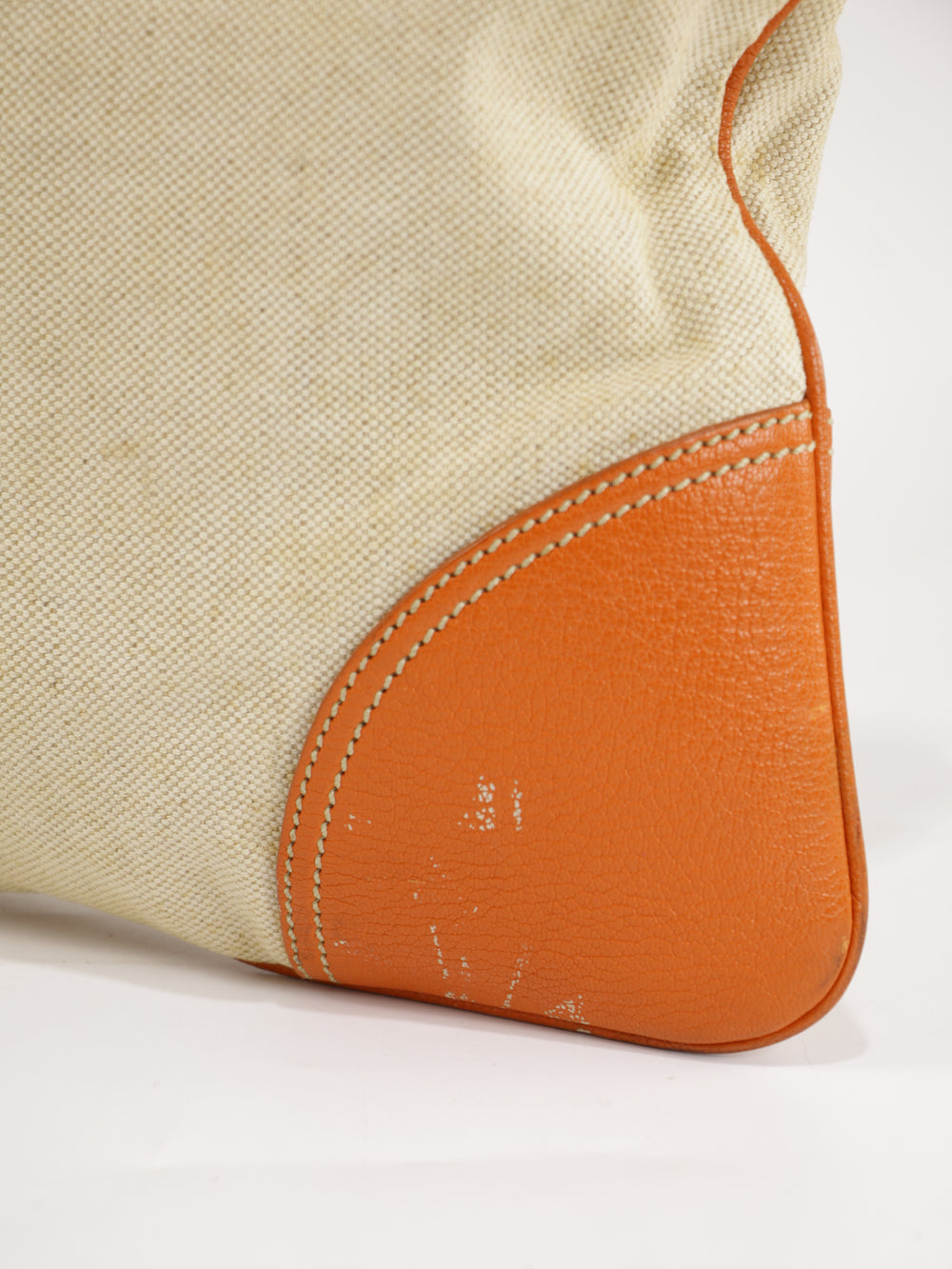 Tote behind