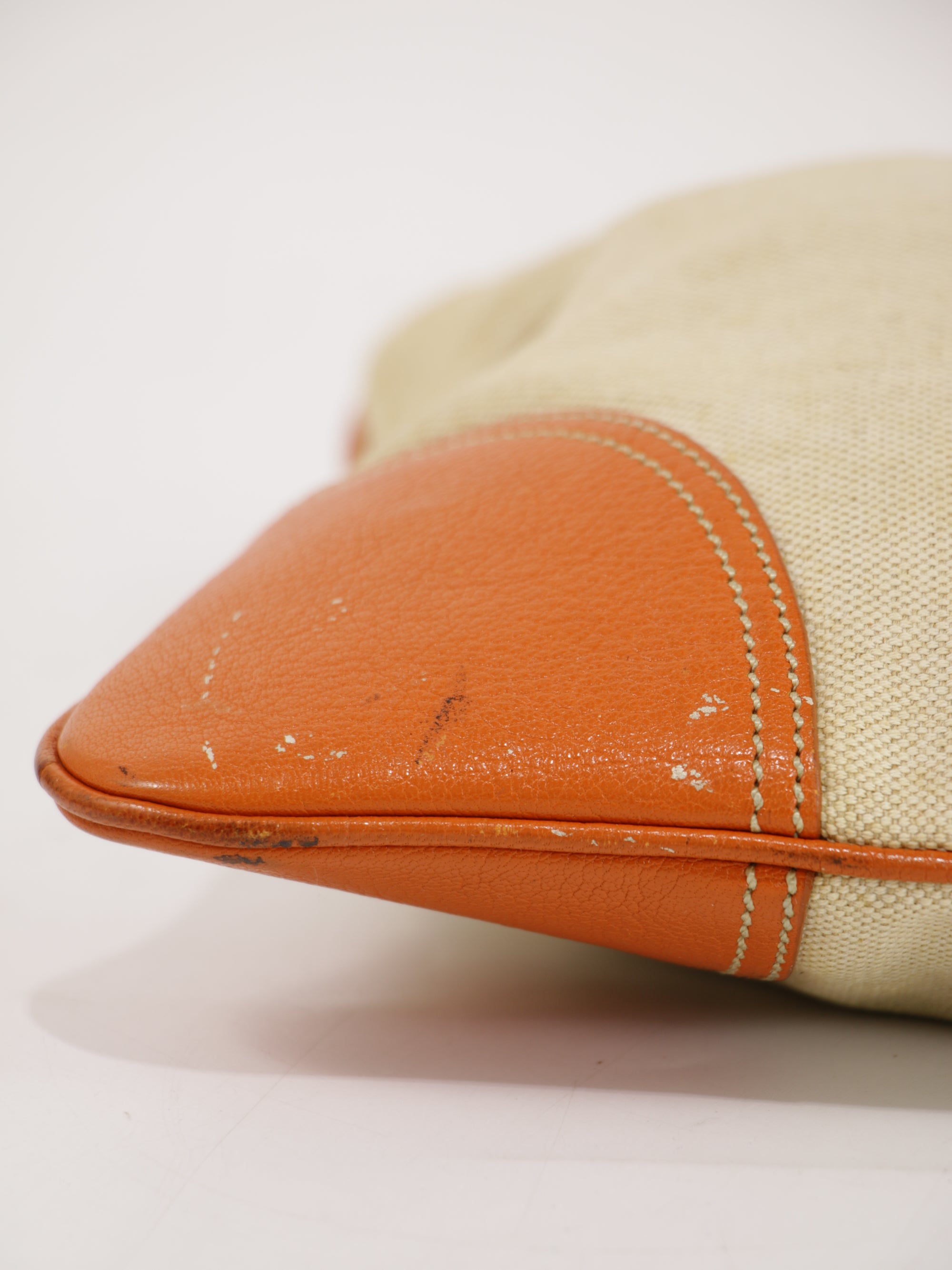 Tote behind