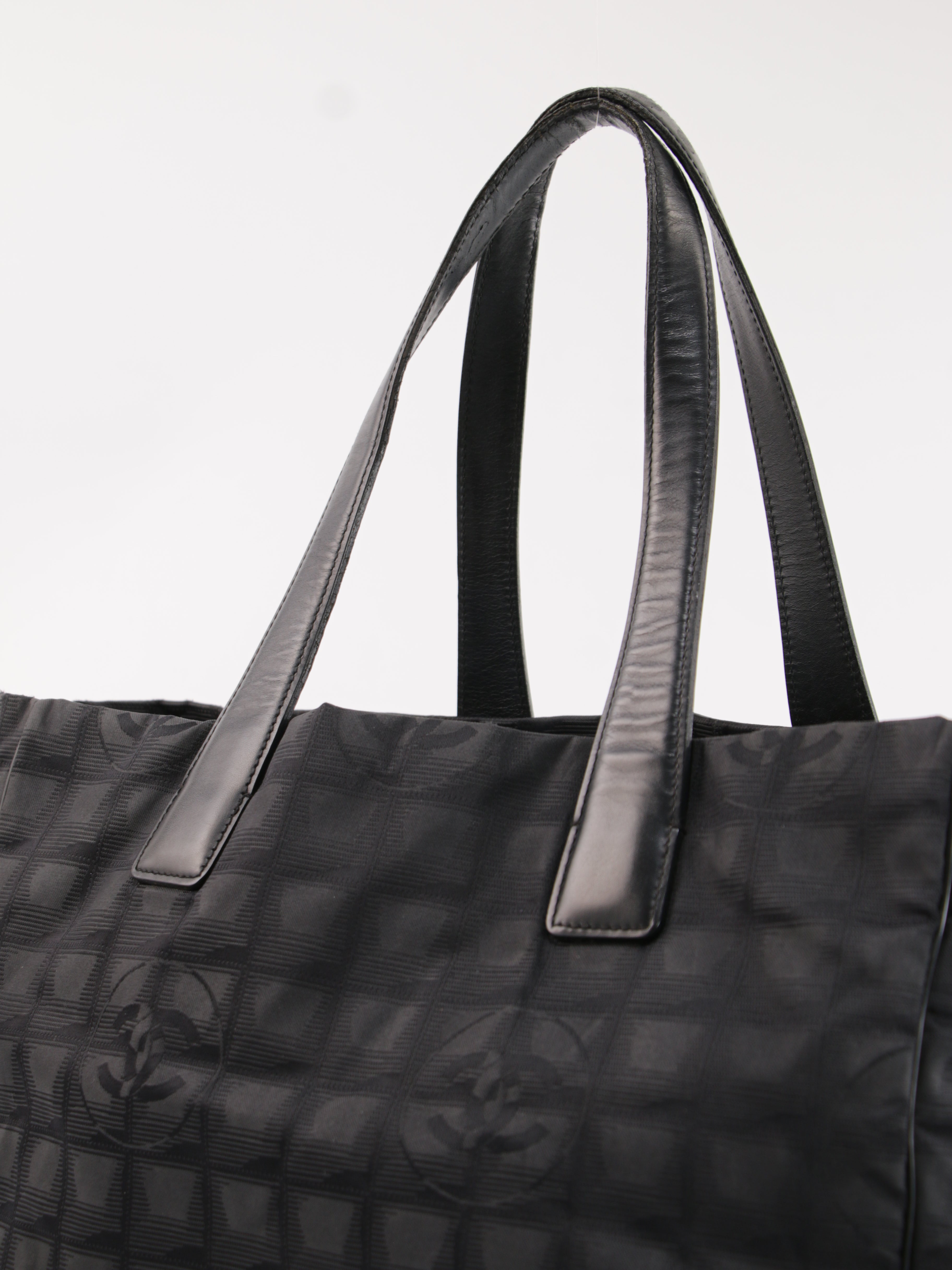 Medium New Travel Line Tote