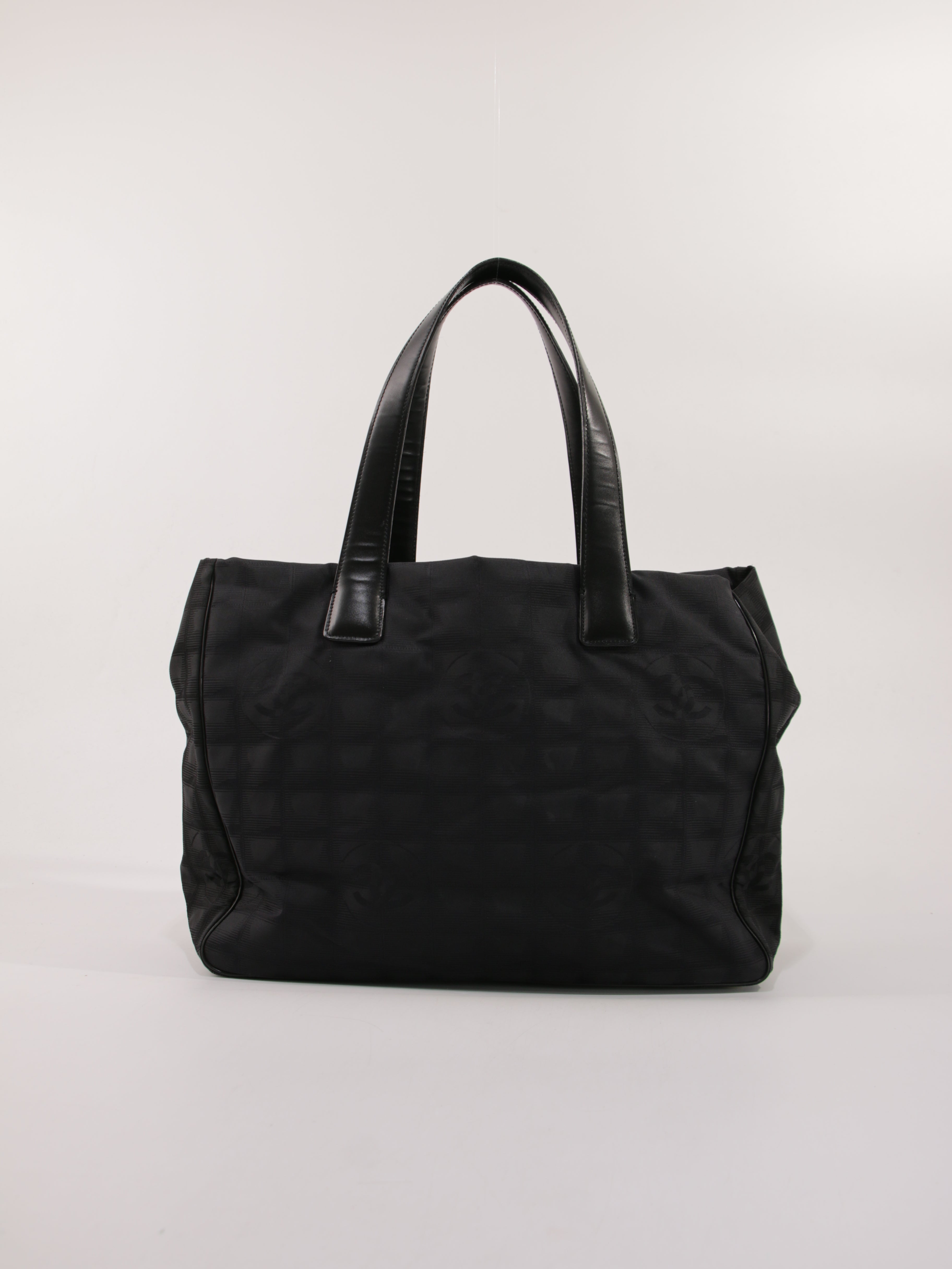 Medium New Travel Line Tote