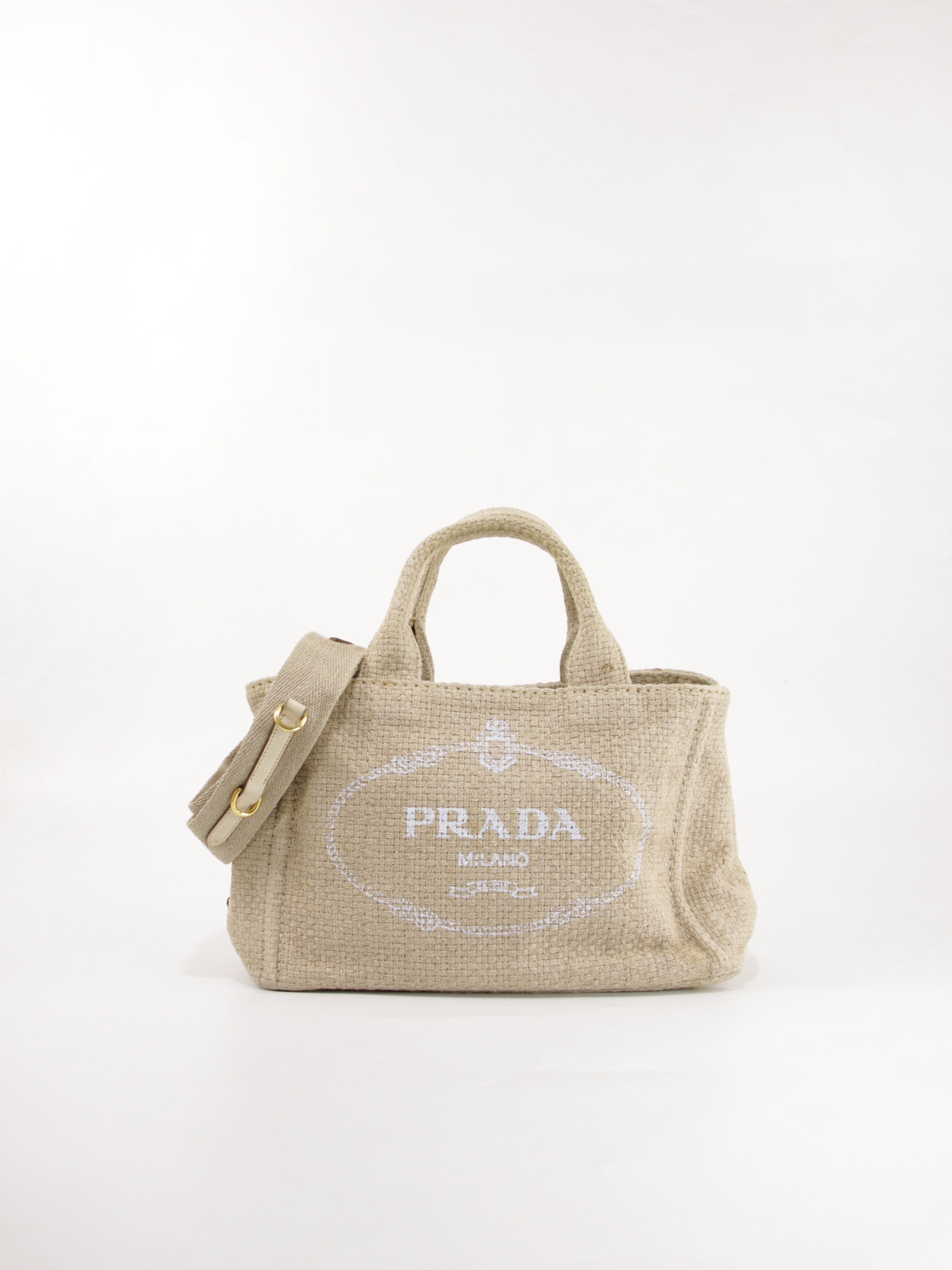 PRADA CANAPA Sサイズ プラダ「カナパ」の定価は？サイズ比較やおすすめコーデ・値上げ率を